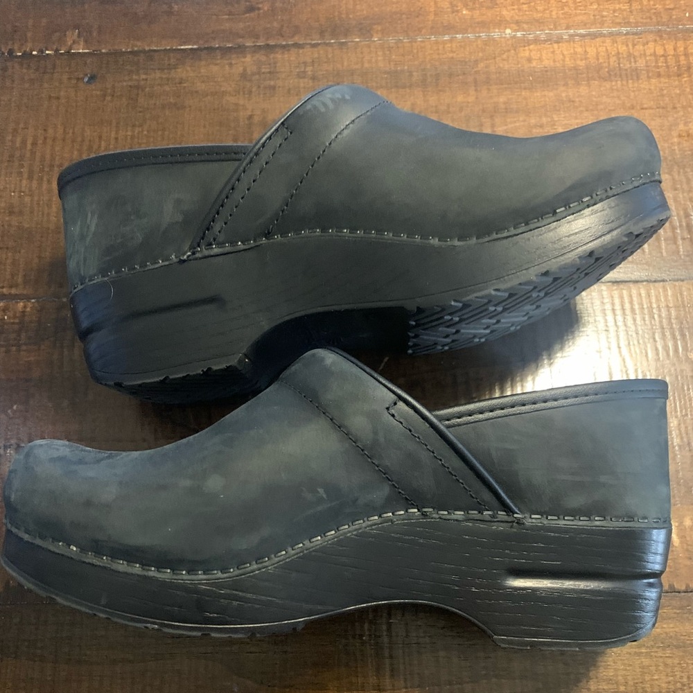 Dansko size 38 wide